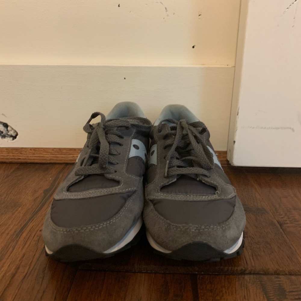 Grey Saucony Tennis Shoes